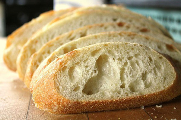 cắt bánh mì thành từng lát